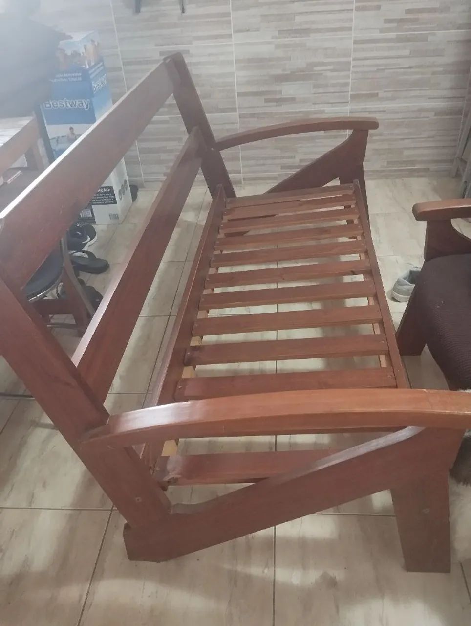 Sofá de madeira com almofadas - Foto 3