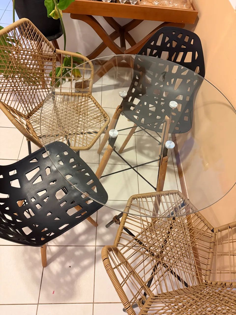 Mesa Eames Eiffel Redonda com Tampo de Vidro