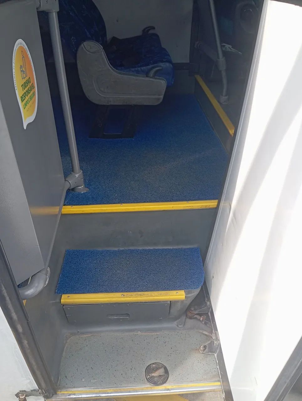 Vendo Micro ônibus 2013 com 23 lugares  - Foto 5