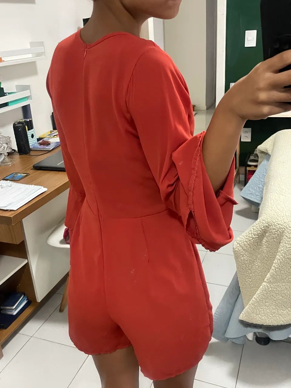 Macaquinho vermelho de manga longa e decote  - Foto 2
