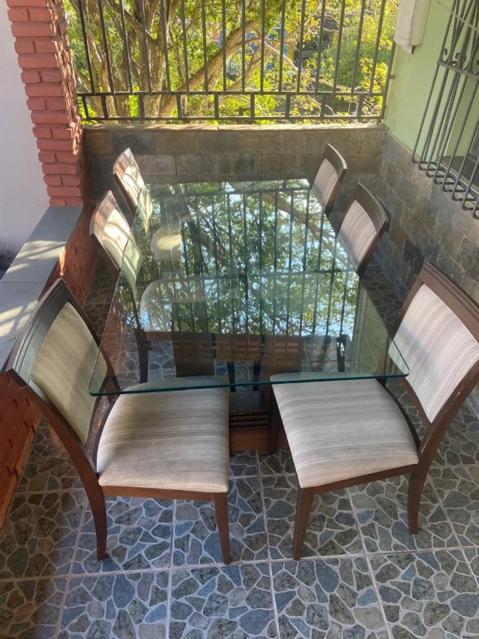 Mesa de jantar com tampo em vidro e 6 cadeiras