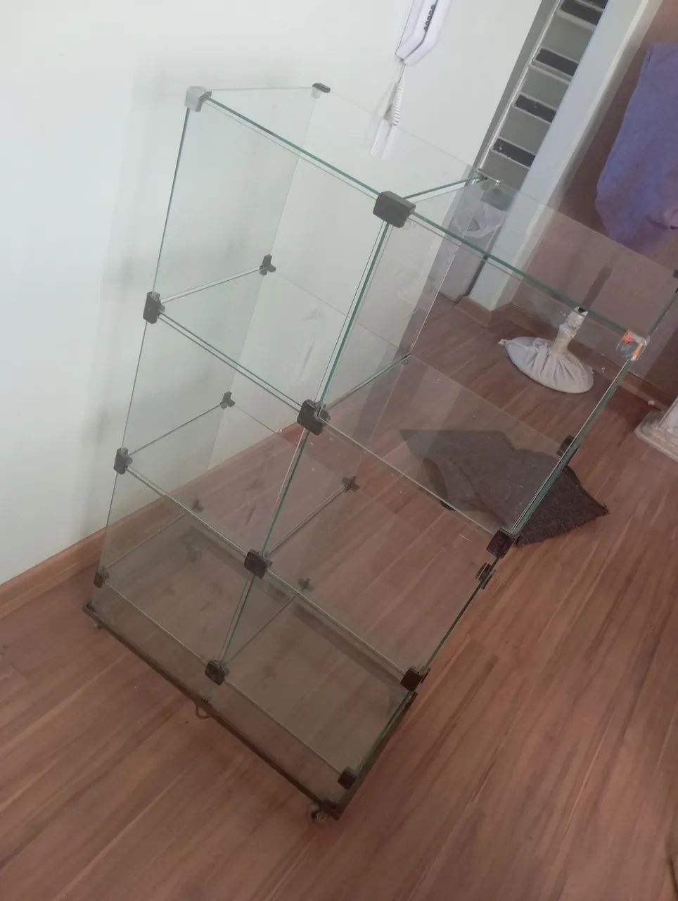 Balcão de vidro expositor com base e rodinha  - Foto 2