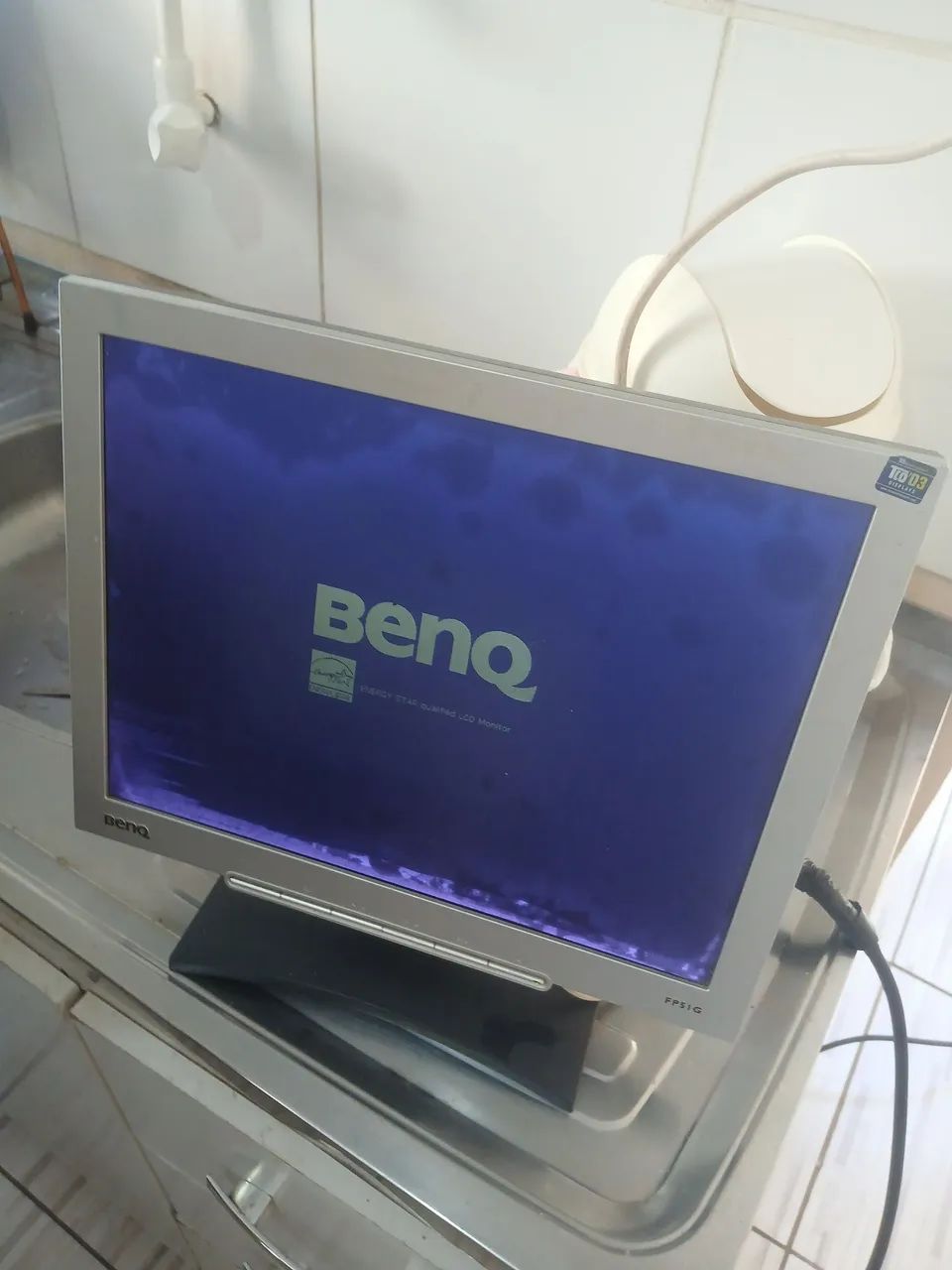 Monitor com manchinha na tela e sem o cabo de ligar 40reais  - Foto 2