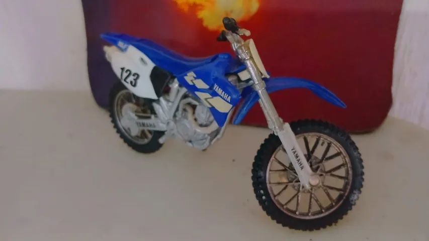 MINIATURA DA MOTO YAMAHA YZ 400F AZUL - Foto 4