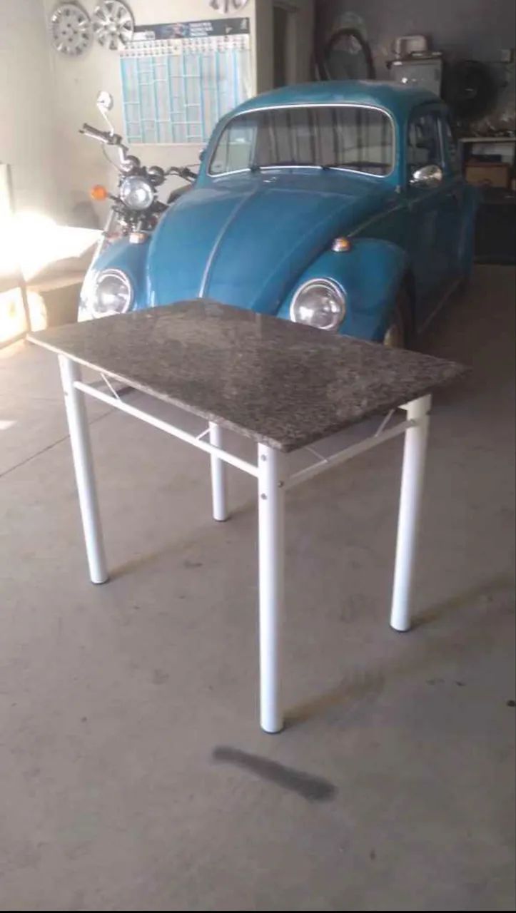 Mesa metálica tampo de granito 