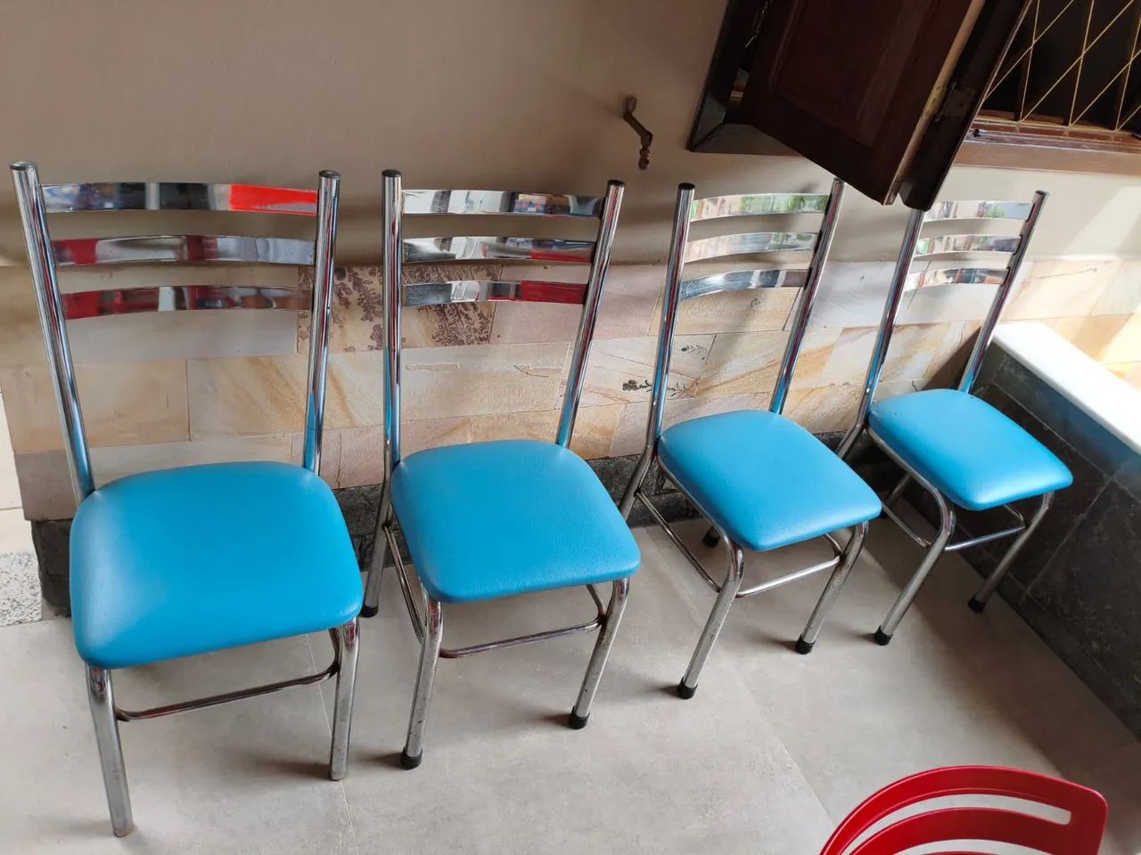 Vende se mesa retangular com 4 cadeiras - Foto 2