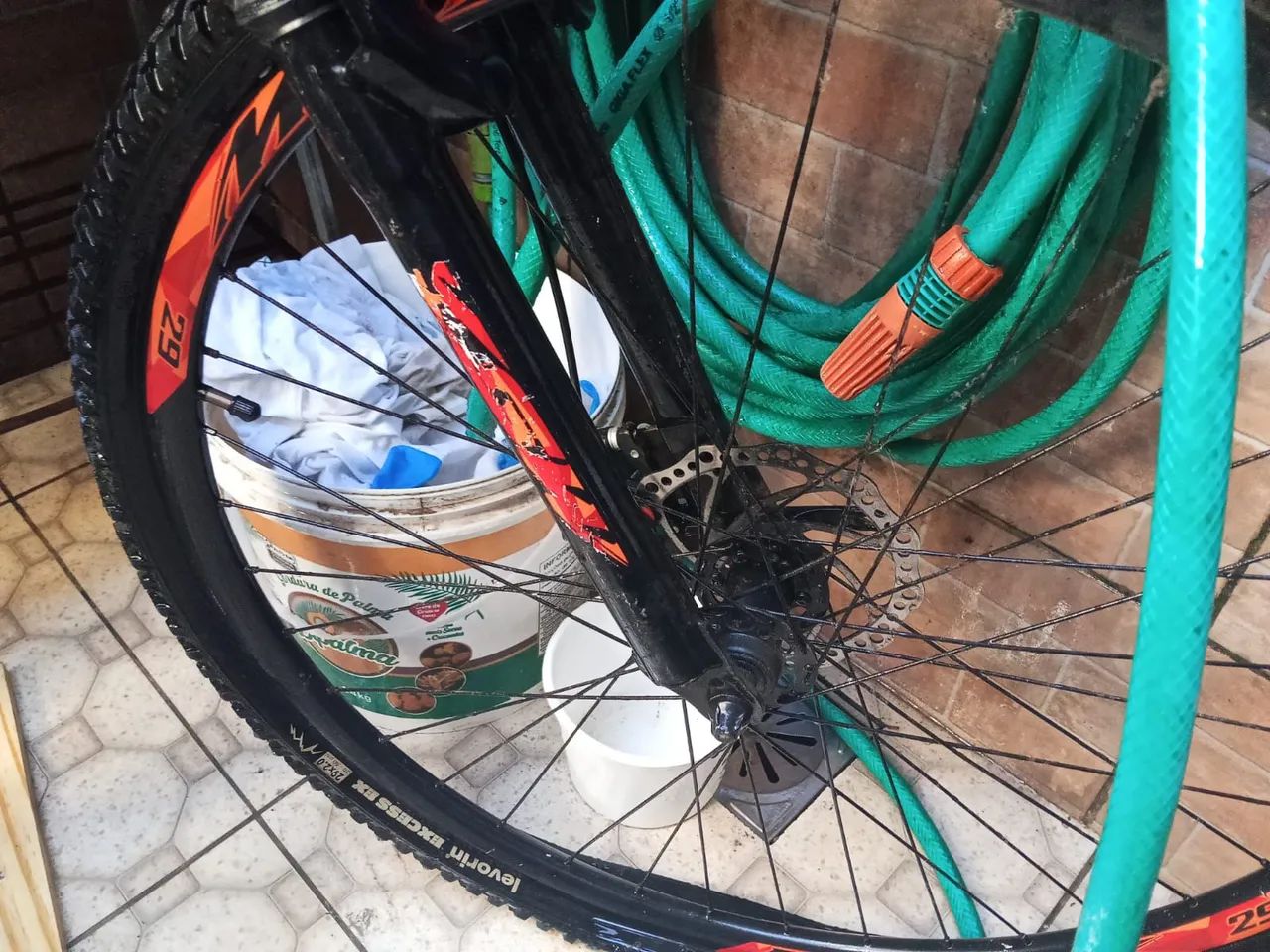 BICICLETA ARO 29 COM O CUBO DO PNEU DE TRÁS QUEBRADO - Foto 3