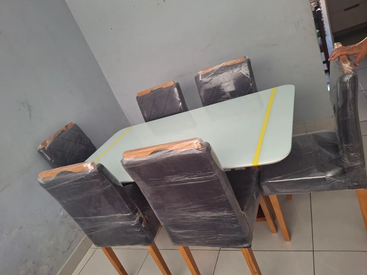 Conjunto de mesa 6 lugares em madeira tampo em MDF e vidro  - Foto 3