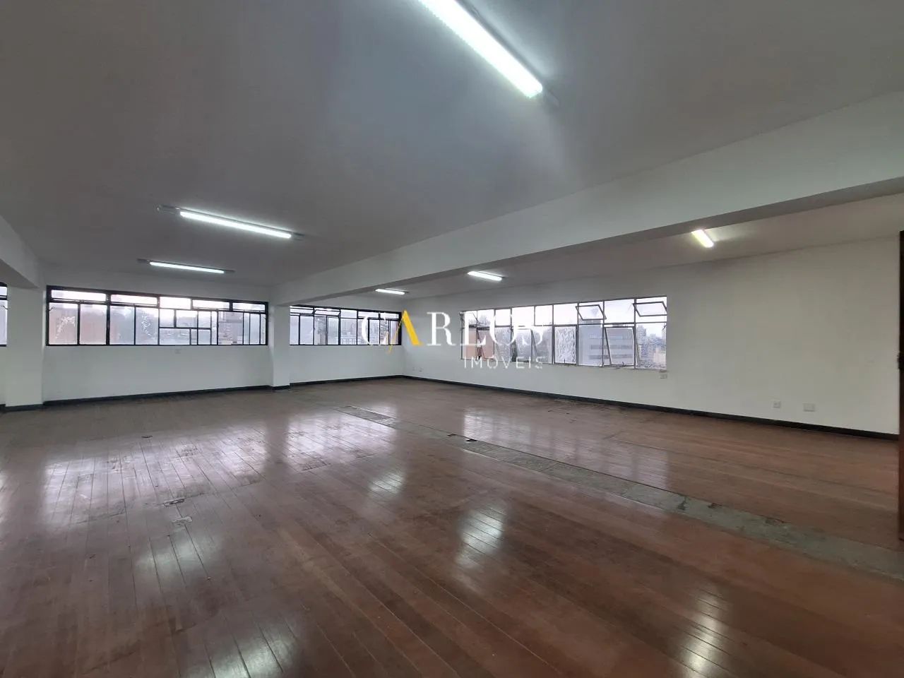 Andar Comercial de 220m² em Vão Livre com 2 Vagas e Elevador