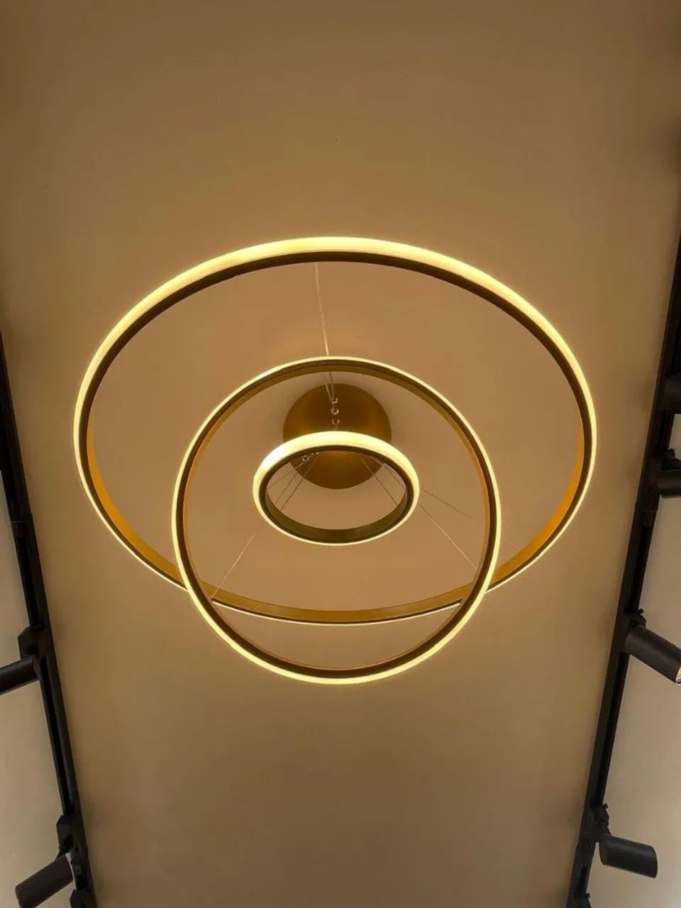 Luminária pendente 3 em 1 led bivolt anéis dourado.