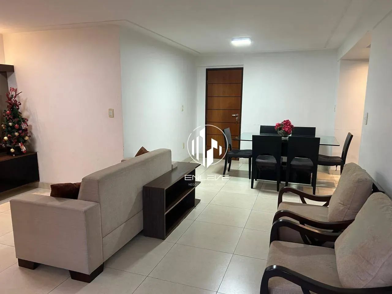 Amplo apartamento com 04 quartos no Miramar