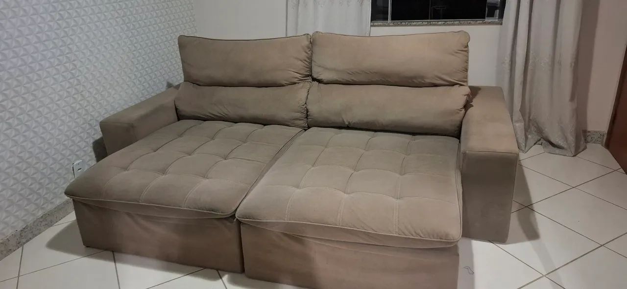 Vende se um sofá usado , em bom estado de conservação .