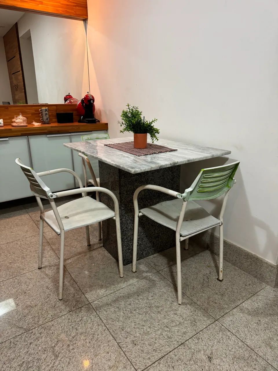 Mesa de mármore e granito + cadeiras 