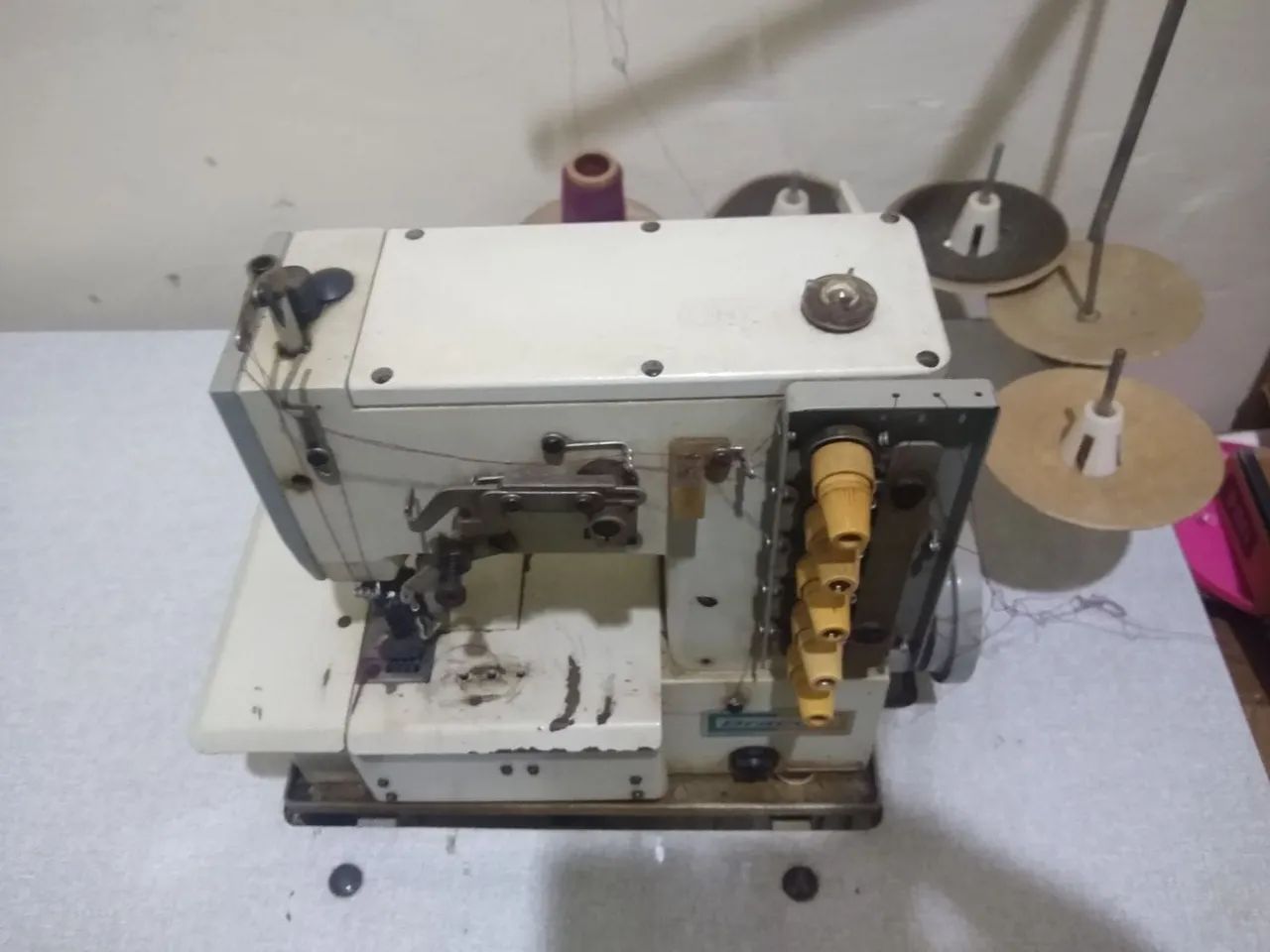 Vendo Máquina Indústria Galoneira com mesa