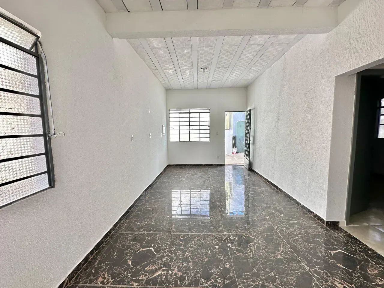 Casa independente com 3 quartos e suíte no bairro Gloria - Foto 2