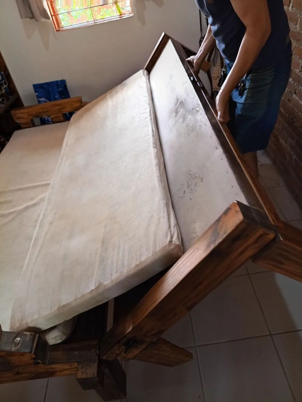 Sofá cama de madeira RETIRAR EM GRAVATÁ-PE  - Foto 4