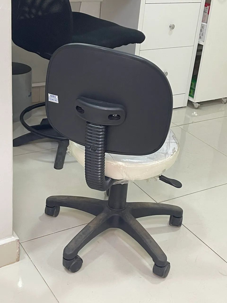 Mocho branco estética  - Foto 5