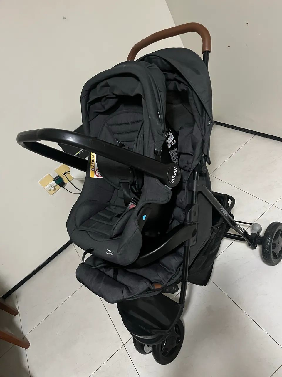 Carrinho e bebê conforto acoplado 