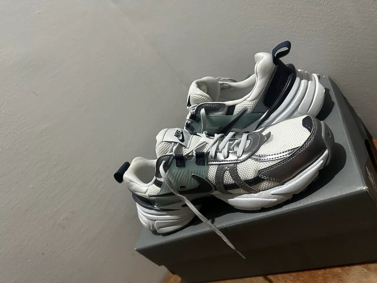 Tênis Nike V2K RUN  - Foto 3