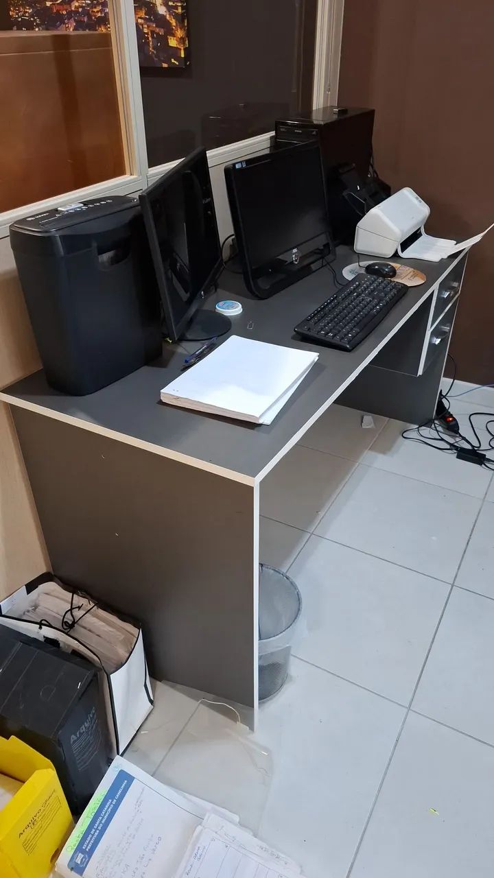 Mesa de Escritório / Escrivaninha 1,50m com Gaveteiro - Foto 2
