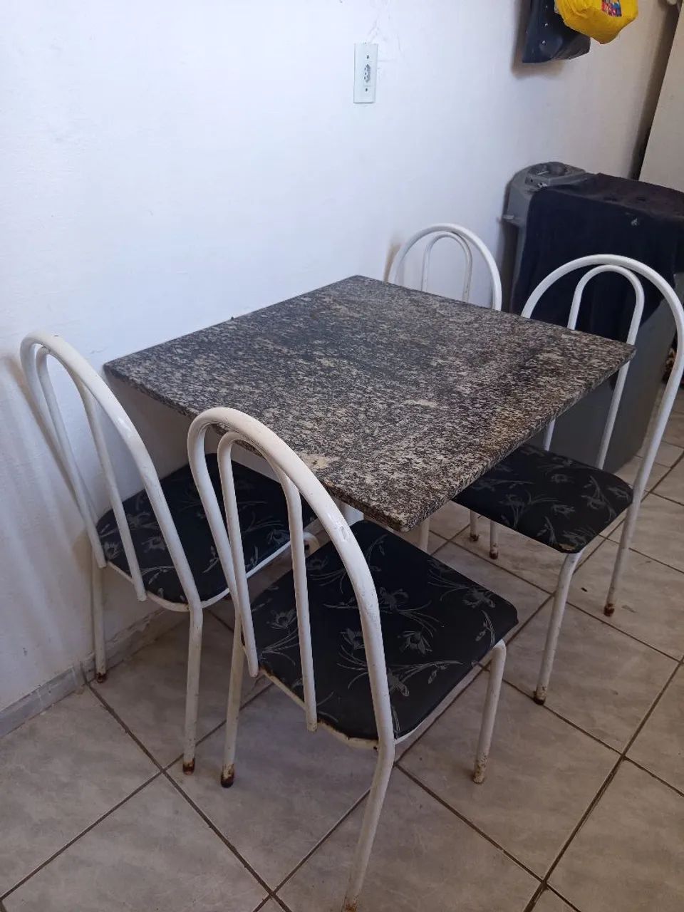 Mesa com 4 cadeiras 