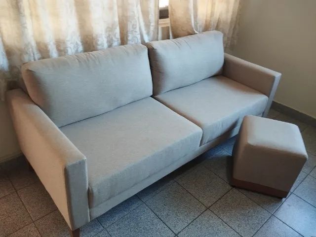 Sofá 3 Lugares Moderno Bege + Puff Decorativo - Lindo - Foto 4