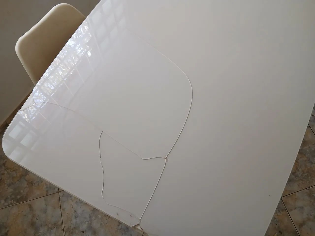VENDO MESA MODERNA DE 4 LUGARES COM CADEIRAS  - Foto 4