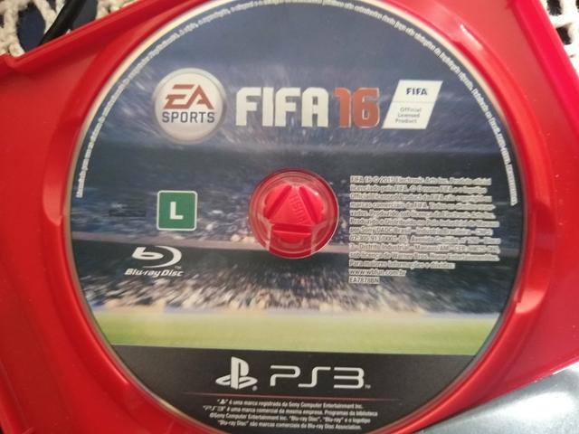 Playstation 3 em bom estado funcionando perfeitamente com um controle e jogos
