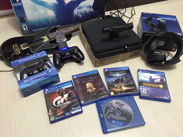 Ps4 slim 1TB 5 games fisicos 2 controles, camera, guitarra e acessórios