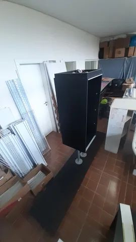 Kit Expositor Vitrine de Loja Iluminada com Porta de Vidro e Tablado Preto Ótimo Estado !! - Foto 3