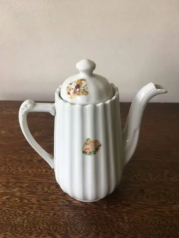 Jogo de chá e café de porcelana Pozzani Jundiaí, na cor branca com bordas  douradas com desenhos florais. Tot…