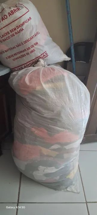 Dois sacos de tecidos e malhas grandes