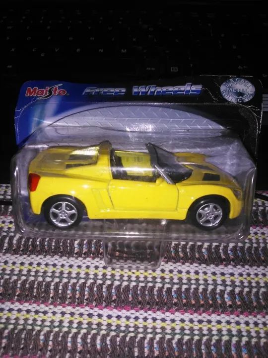 Miniatura Carro 2001 Opel Speedster - Maisto Escala 1:35