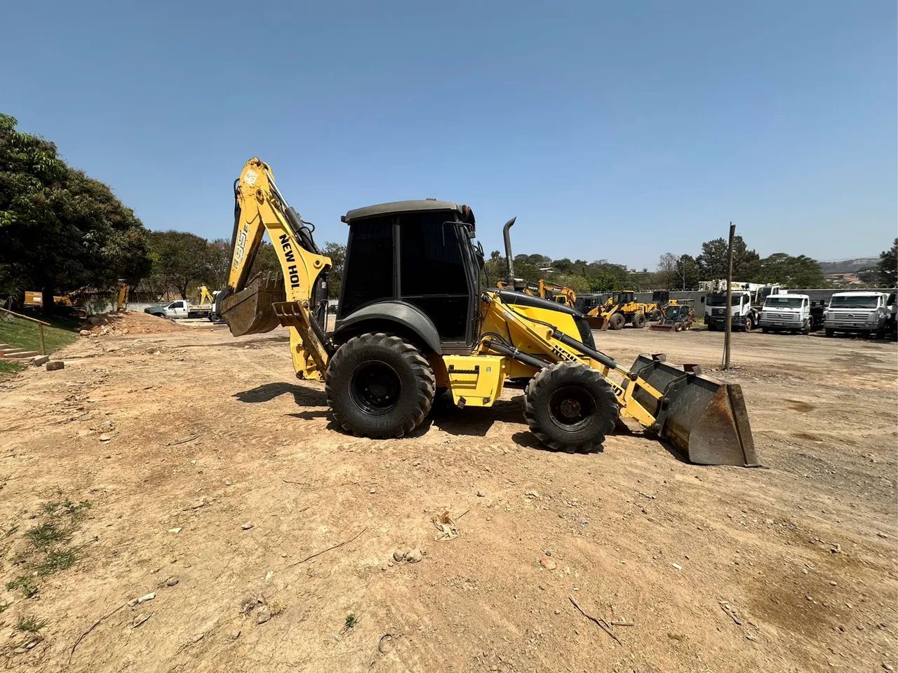 Retroescavadeira New Holland B95 2018 4X4  - Foto 4