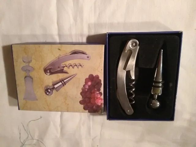 Kit Vinho 2 Peças Com Tampa De Bico E Saca Rolha Na Caixa