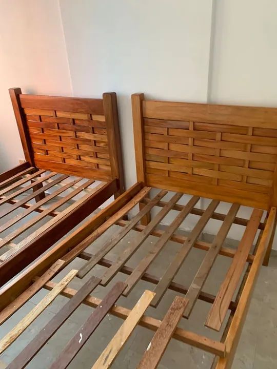 2 Camas de Madeira Maciça - Foto 2