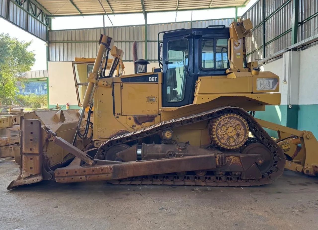 Trator de Esteira Caterpillar D6T ano 2018 com 10.000 horas, em MG