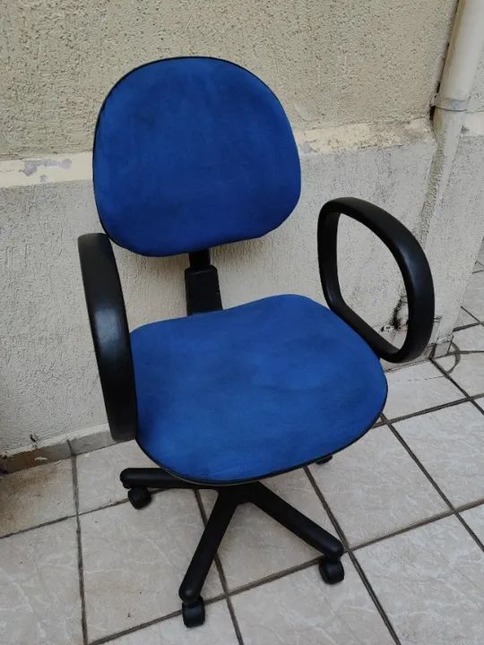Cadeira Azul com Rodinhas e Braço - Foto 4