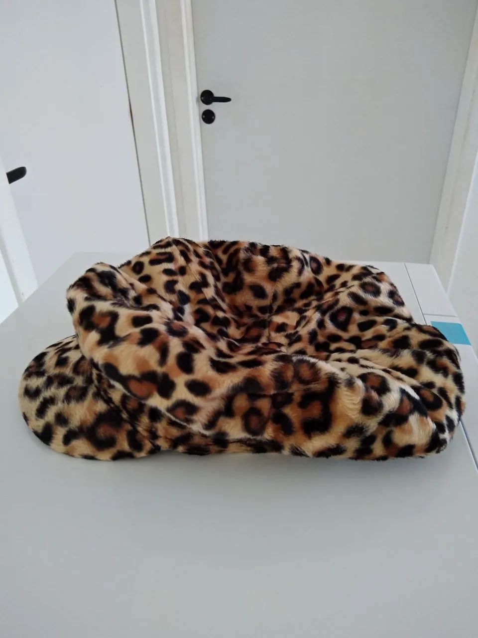Boné de pelúcia com estampa de onça - Foto 2