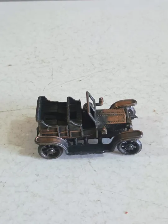 Apontador de lápis vintage em formato de carro