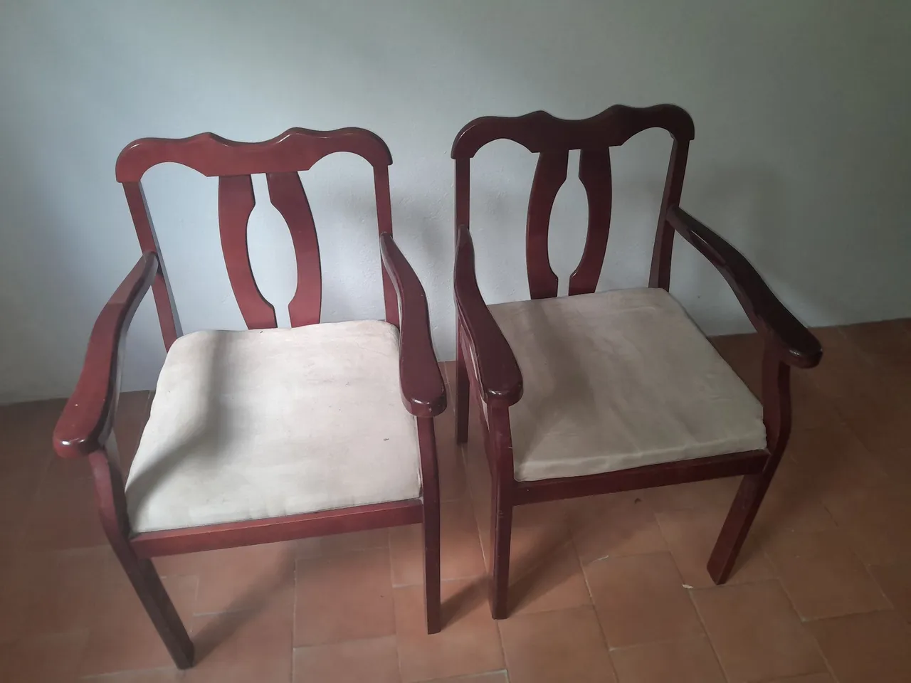 Cadeiras de madeira com estofado