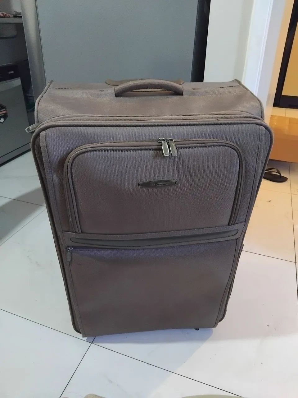 Mala de viagem - espaçosa e muito resistente 