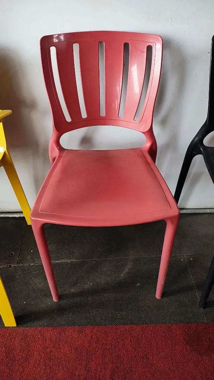 Cadeira de plástico vermelha - Foto 2