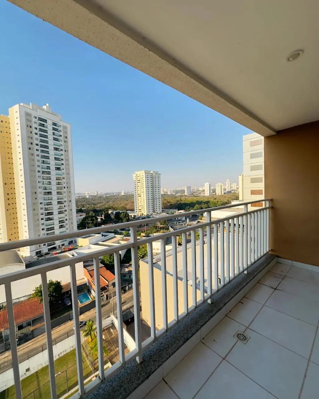 Apartamento com excelente localização com 2 quartos suíte e armários planejados e sacada