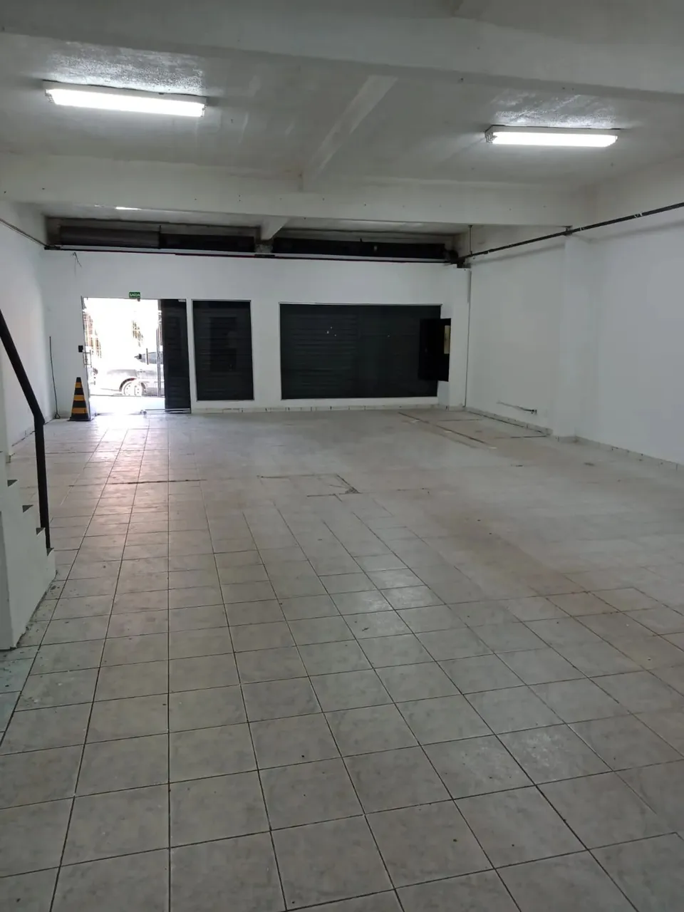 Alugo Ponto Comercial com 304m2, 2 pisos. Prox. Avenida J.