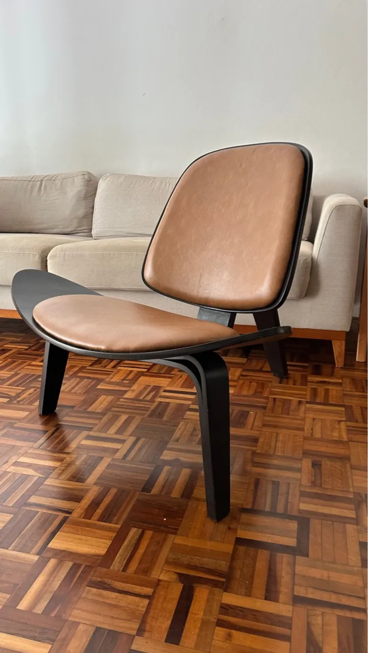 Cadeira de design moderno em couro e madeira