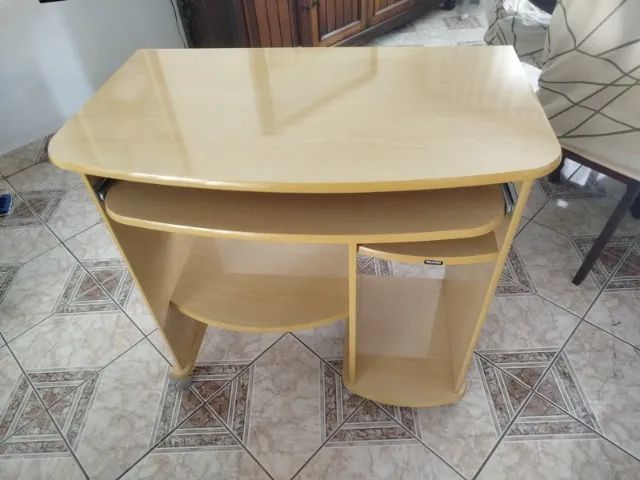 Mesinha de Computador em MDF muito BOA - em ótimo estado 