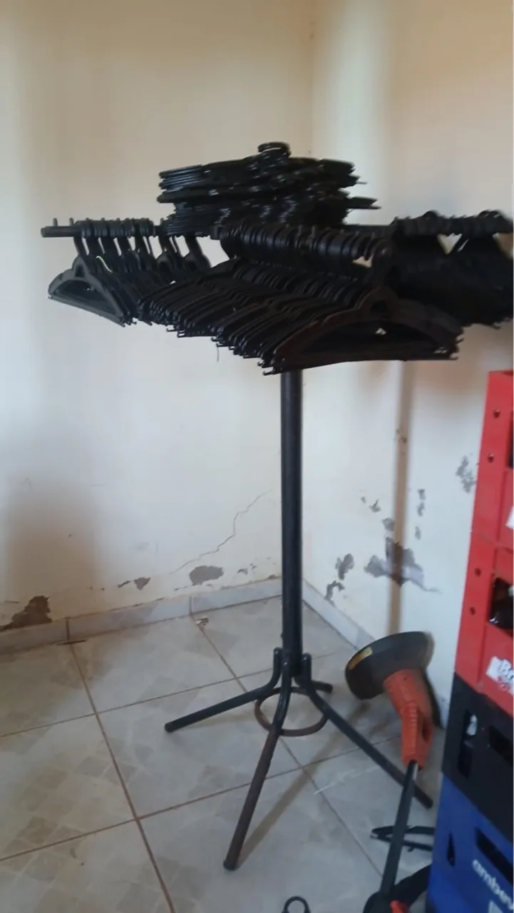 Expositor de cabides para roupas mais a o pal de arara