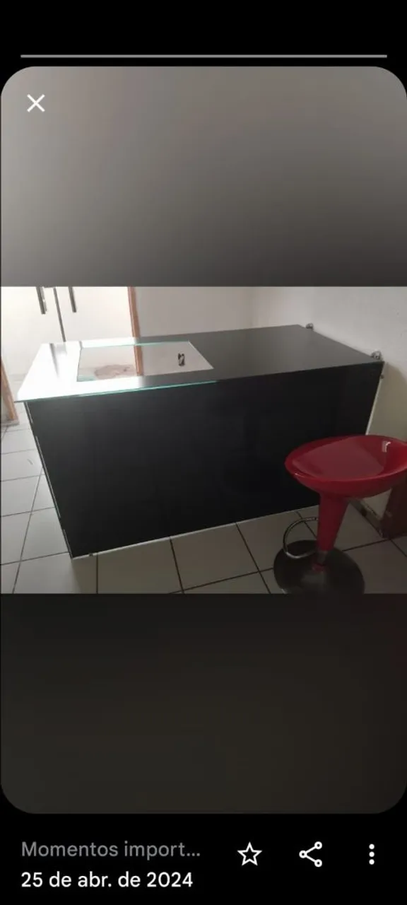 Balcão preto com tampo de vidro paral colocar o loockitop
