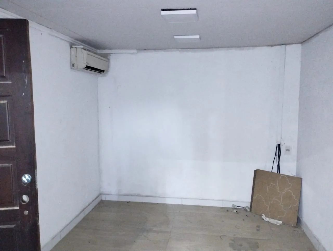 2 barracão um de 140 outro 155 Mt mais patio fica no cic   - Foto 3